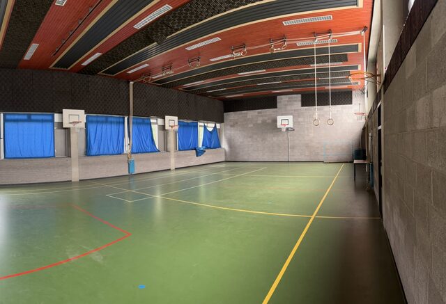 Zicht op de zaal met daglicht